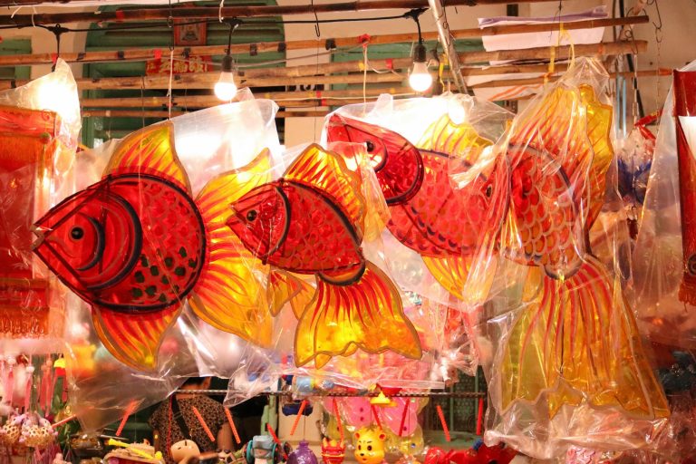 Mastering The Art Of Holiday Shopping Without Overspending Money